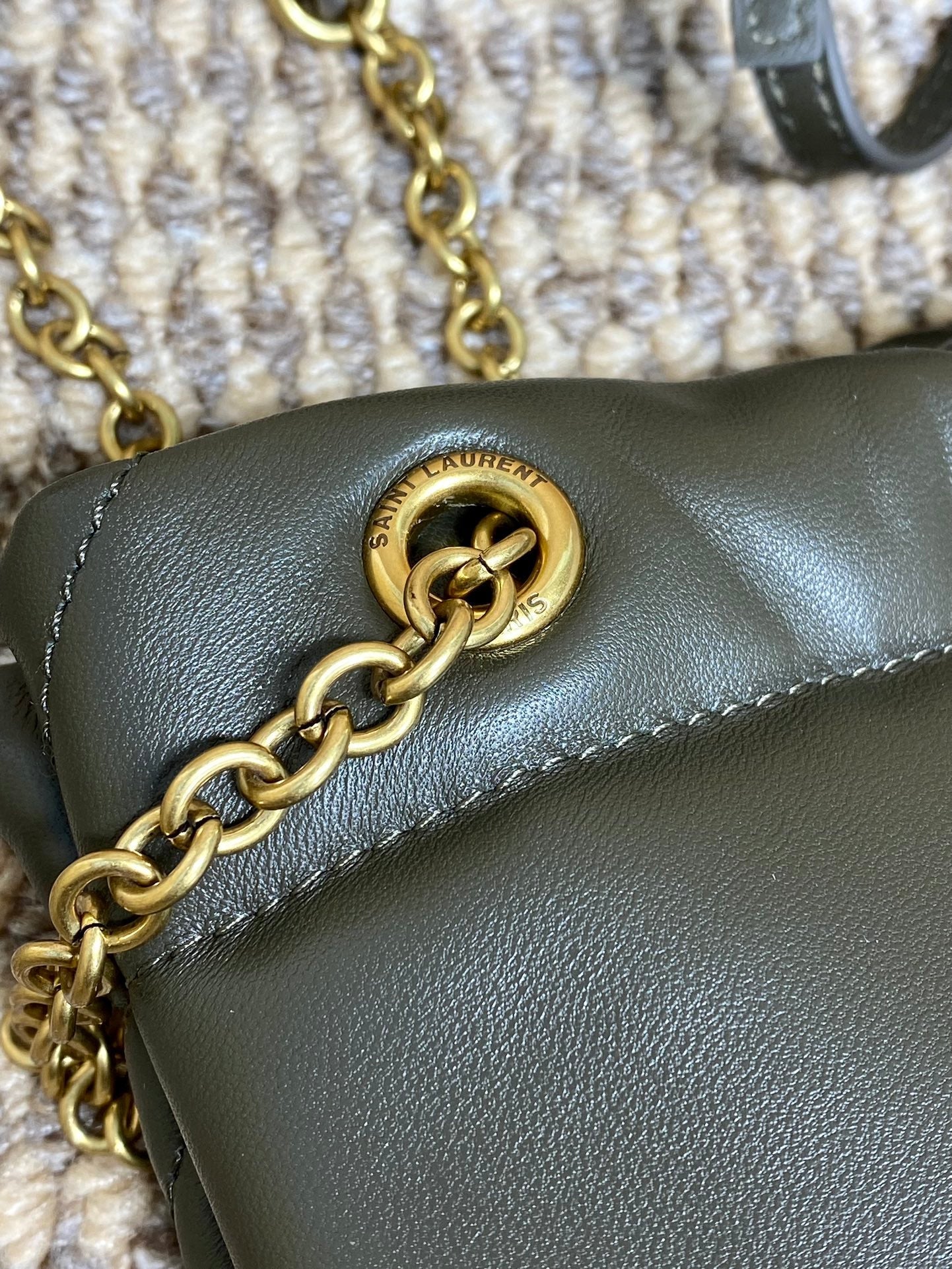 Schultertasche mit Kordelzug und Kettenriemen, 39 Zoll, dunkelgrün, gestepptes Kalbsleder