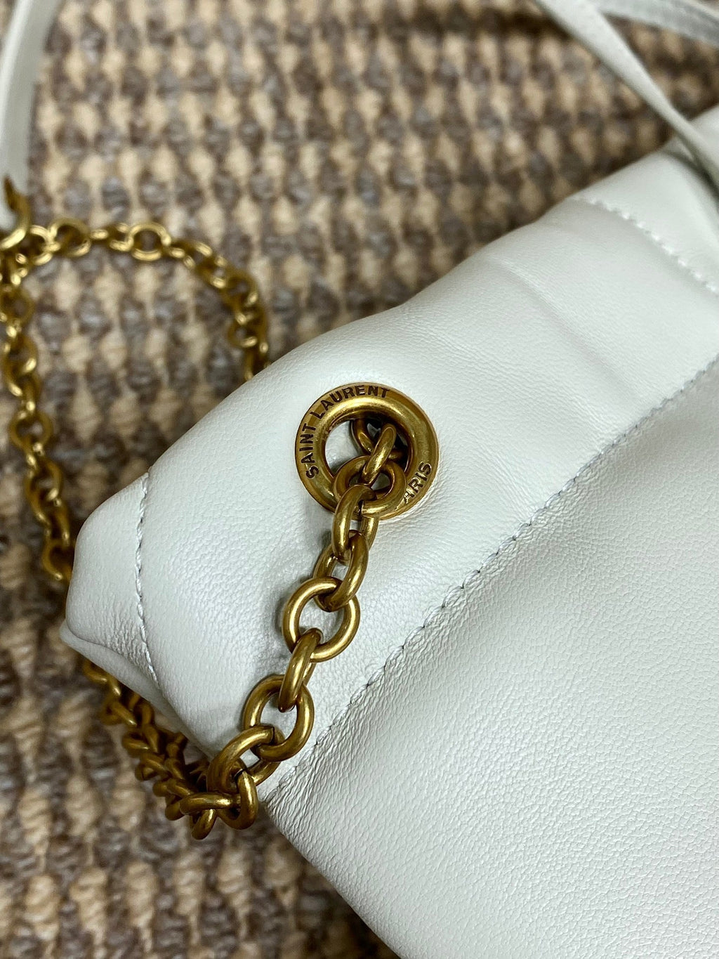 DRAWSTRING CHAIN STRAP SHOULDER BAG 39 IN WHITE QUILTED CALFSKIN