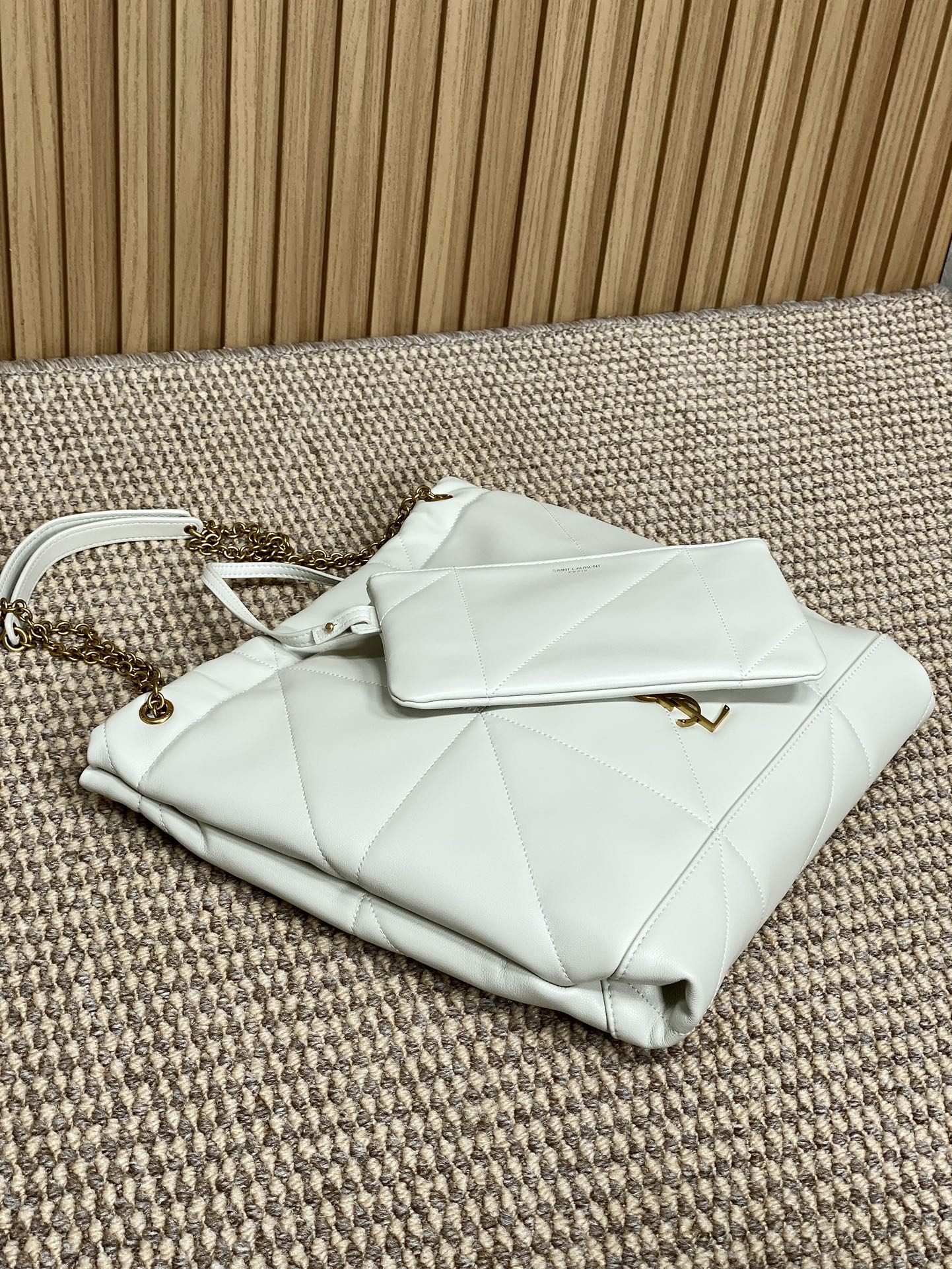 DRAWSTRING CHAIN STRAP SHOULDER BAG 39 IN WHITE QUILTED CALFSKIN