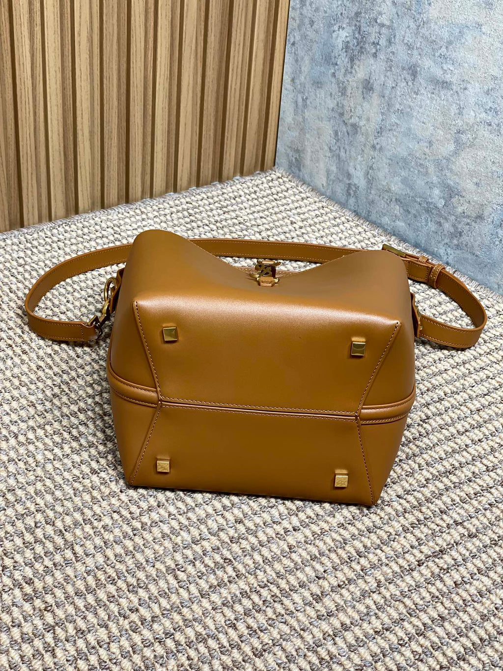 LE 37 MITTLERE EIMERTASCHE 25 IN TORTILLABRAUN KALBSLEDER GOLDENE BESCHLÄGE