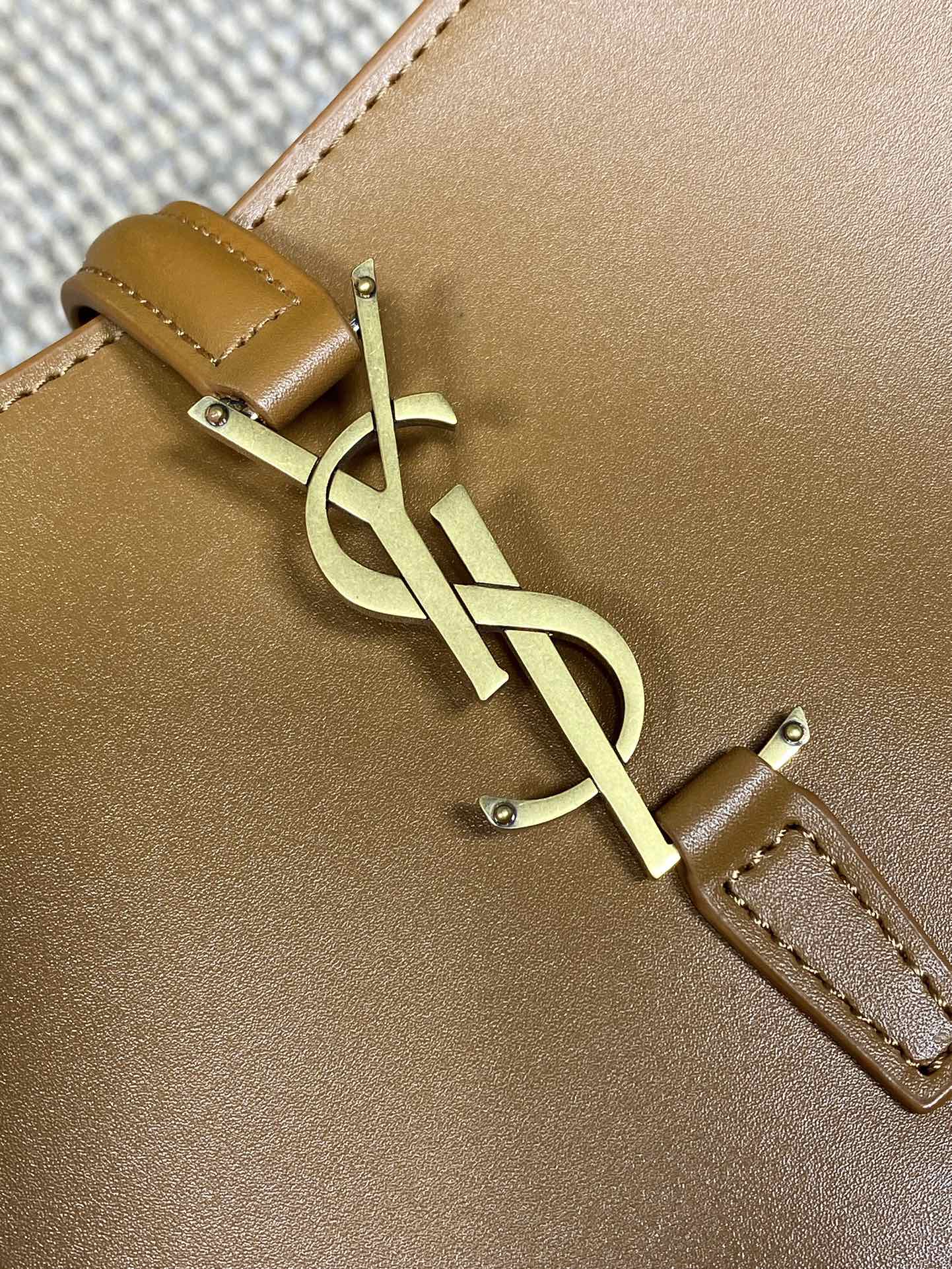 LE 37 MITTLERE EIMERTASCHE 25 IN TORTILLABRAUN KALBSLEDER GOLDENE BESCHLÄGE