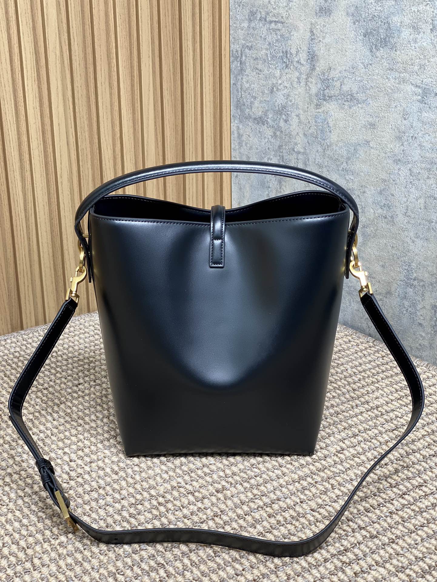 LE 37 MEDIUM BUCKET BAG 25 IN BLACK CALFSKIN GOLD HARDWARE