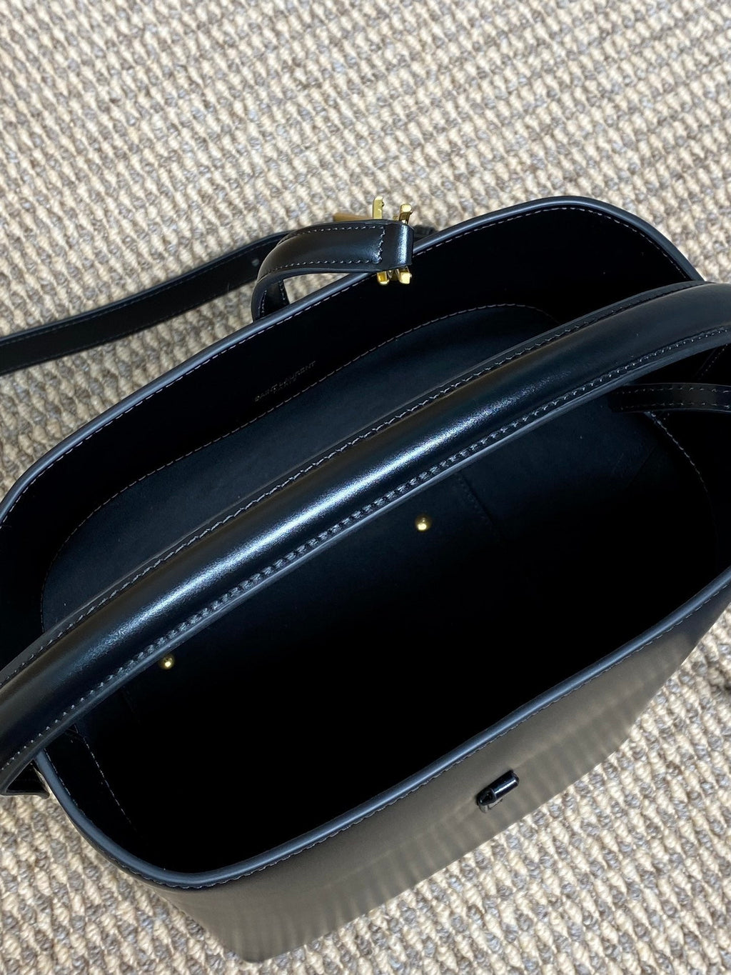 LE 37 MEDIUM BUCKET BAG 25 IN BLACK CALFSKIN GOLD HARDWARE