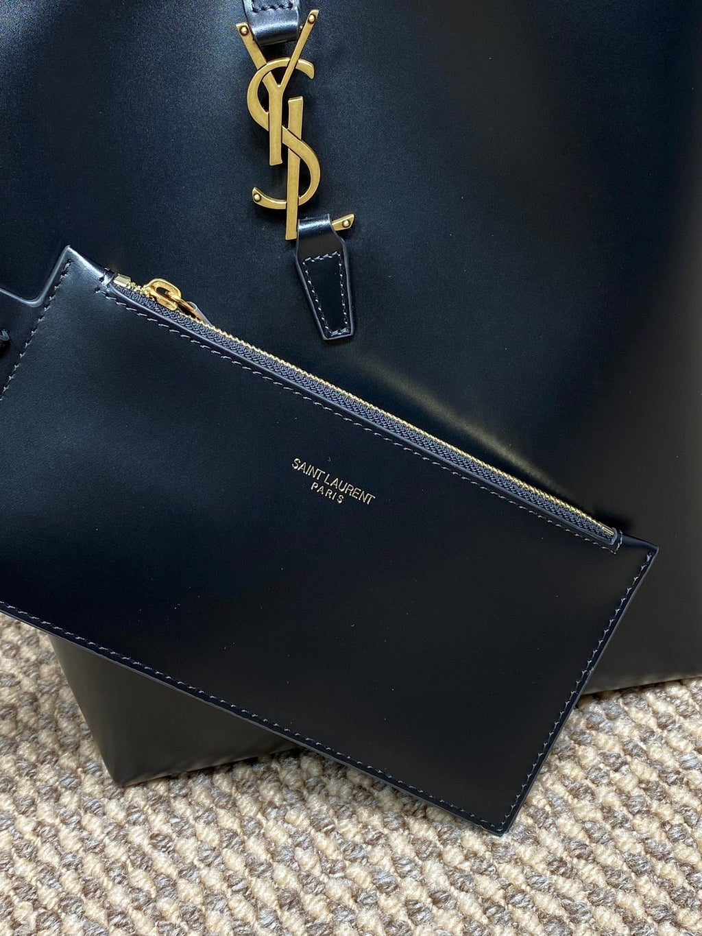 LE 37 MEDIUM BUCKET BAG 25 IN BLACK CALFSKIN GOLD HARDWARE