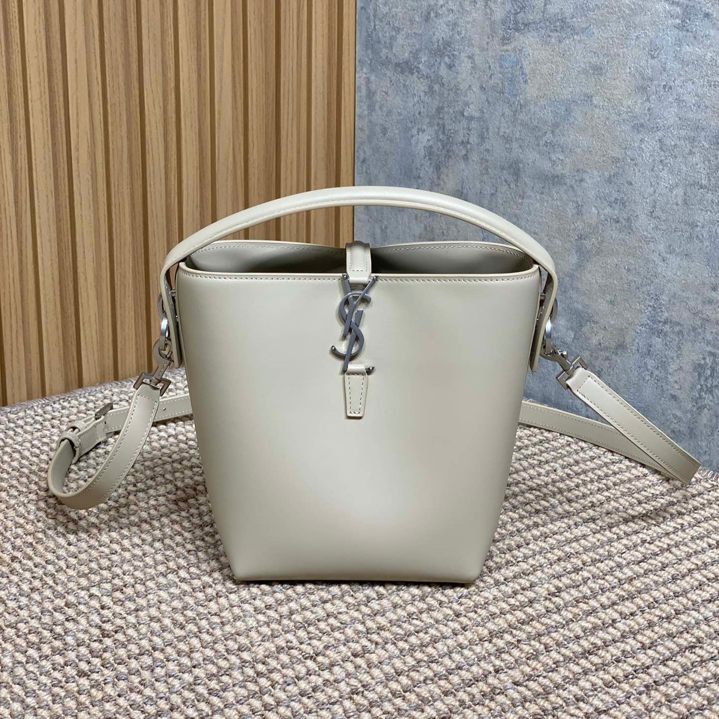 LE 37 SMALL BUCKET BAG 20 IN WHITE CALFSKIN SILVER HARDWARE