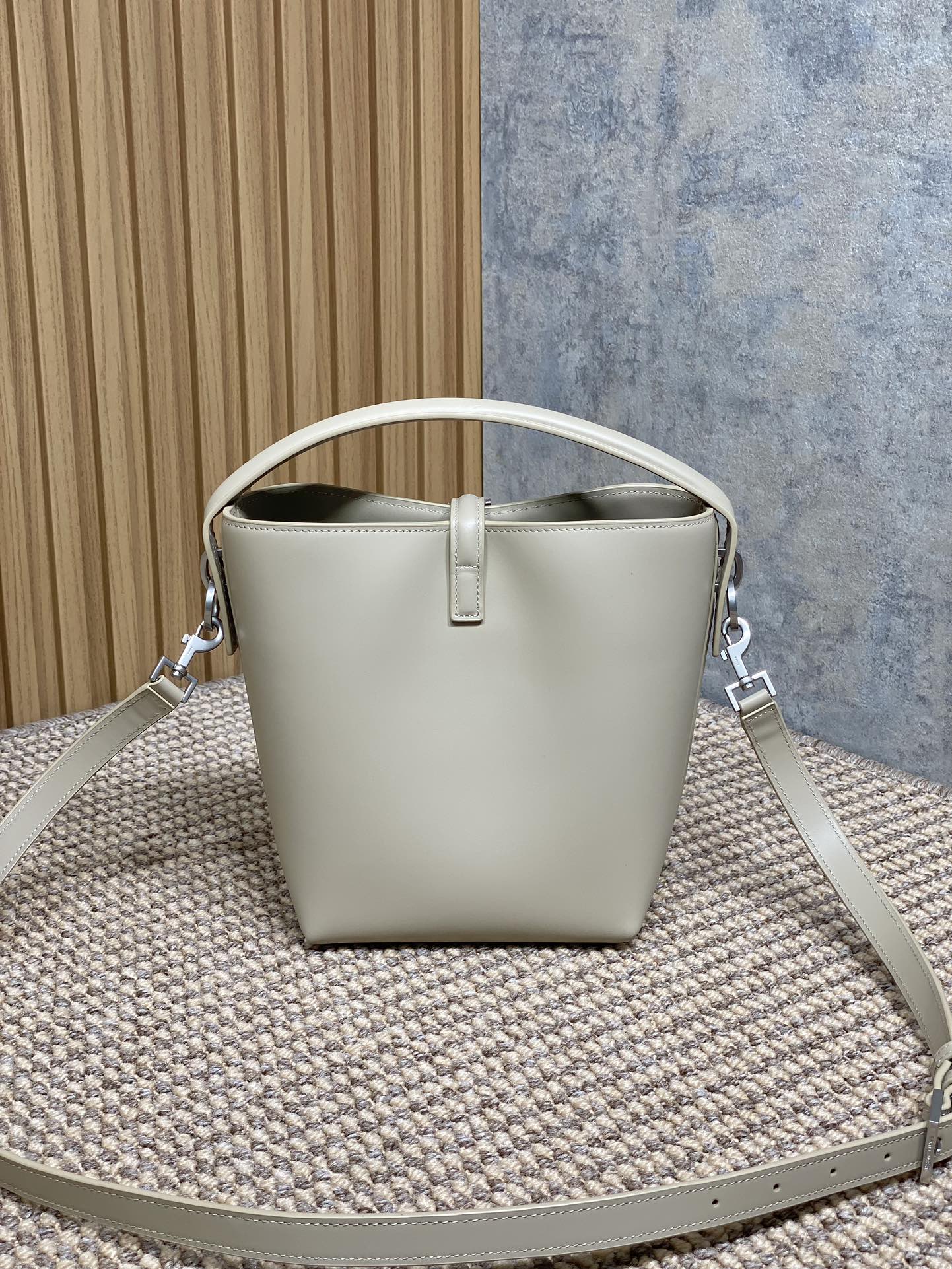 LE 37 SMALL BUCKET BAG 20 IN WHITE CALFSKIN SILVER HARDWARE