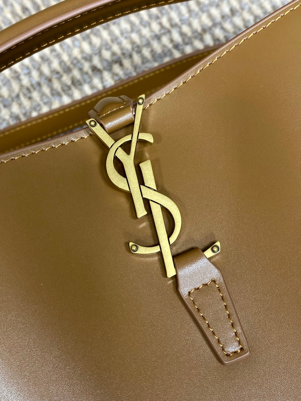 LE 37 KLEINER EIMERBEUTEL 20 IN TORTILLABRAUN KALBSLEDER GOLDENE BESCHLÄGE