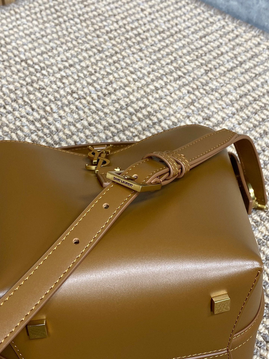 LE 37 KLEINER EIMERBEUTEL 20 IN TORTILLABRAUN KALBSLEDER GOLDENE BESCHLÄGE