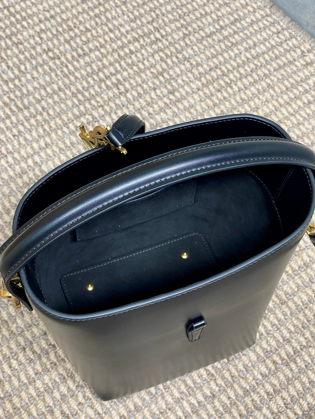 LE 37 SMALL BUCKET BAG 20 IN BLACK CALFSKIN GOLD HARDWARE