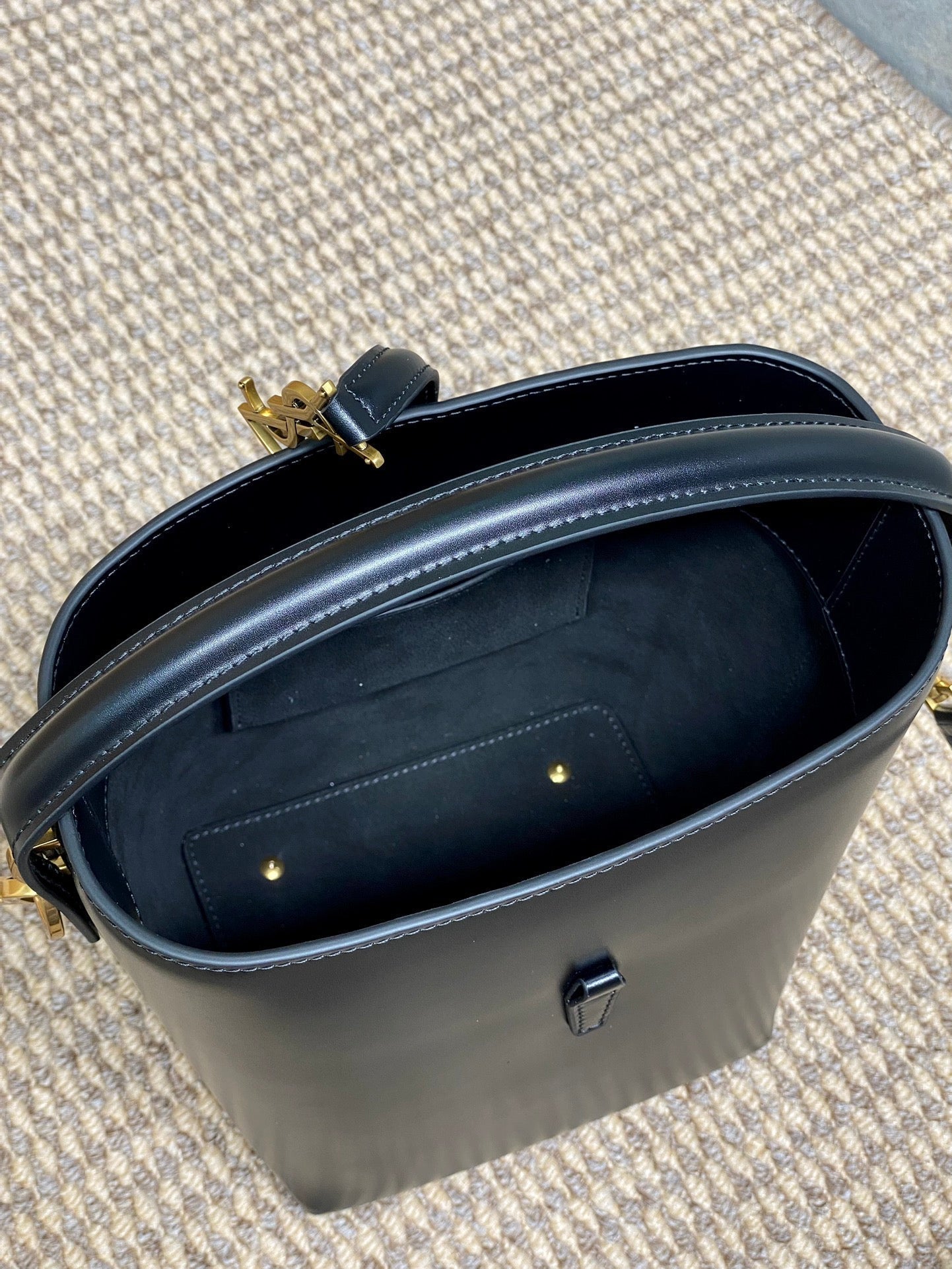 LE 37 SMALL BUCKET BAG 20 IN BLACK CALFSKIN GOLD HARDWARE