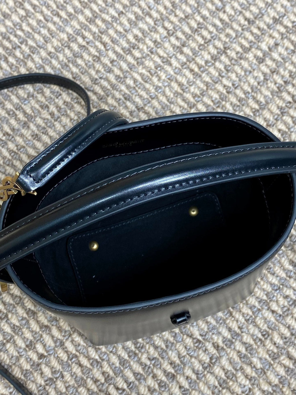 LE 37 MINI-EIMERTASCHE 15 IN SCHWARZES KALBSLEDER GOLDENE BESCHLÄGE