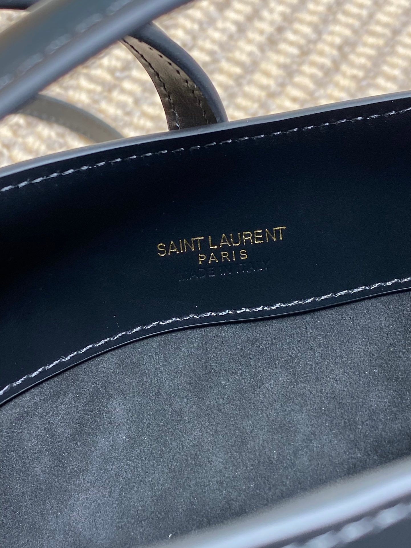 LE 37 MINI-EIMERTASCHE 15 IN SCHWARZES KALBSLEDER GOLDENE BESCHLÄGE