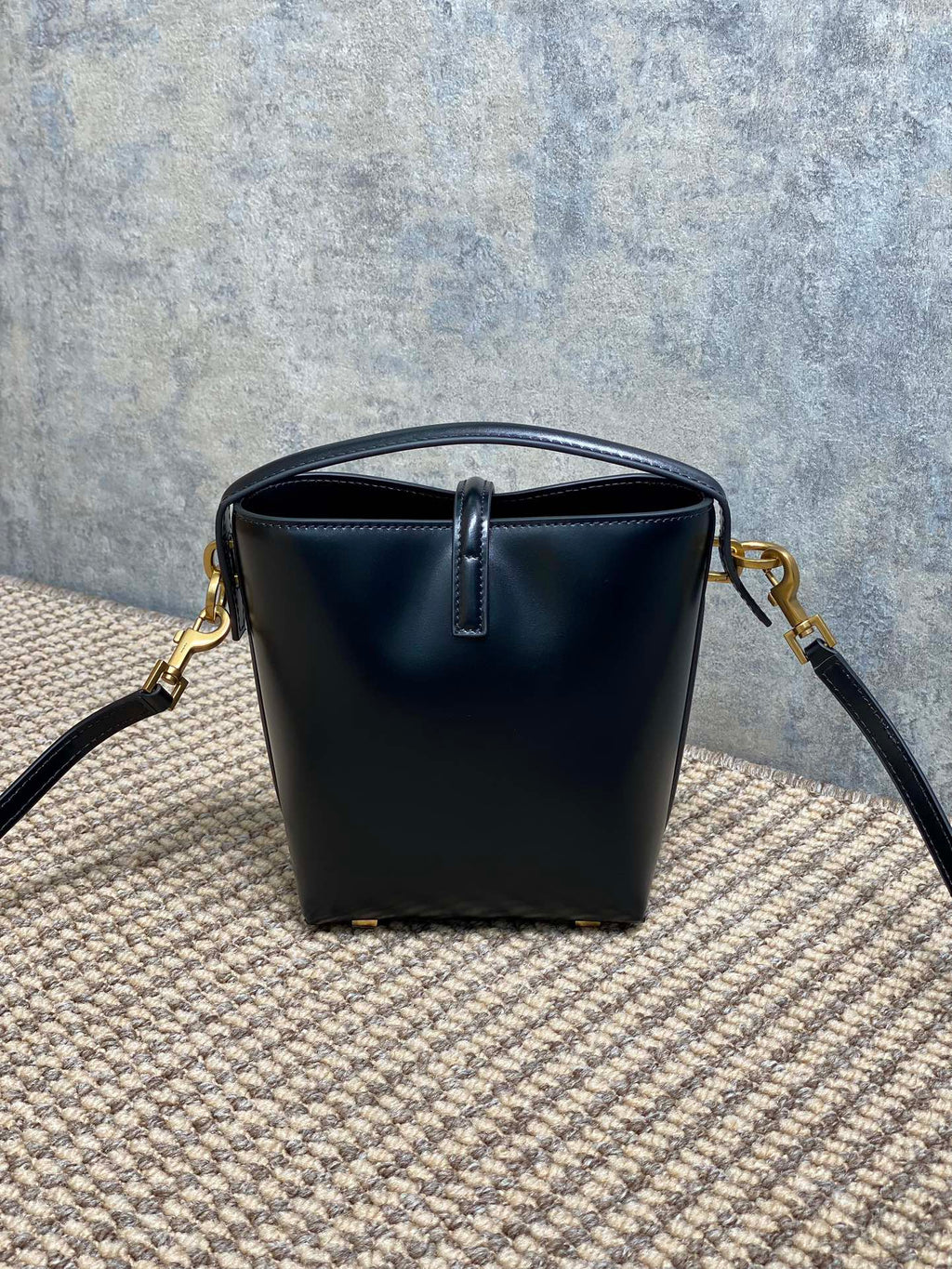 LE 37 MINI-EIMERTASCHE 15 IN SCHWARZES KALBSLEDER GOLDENE BESCHLÄGE