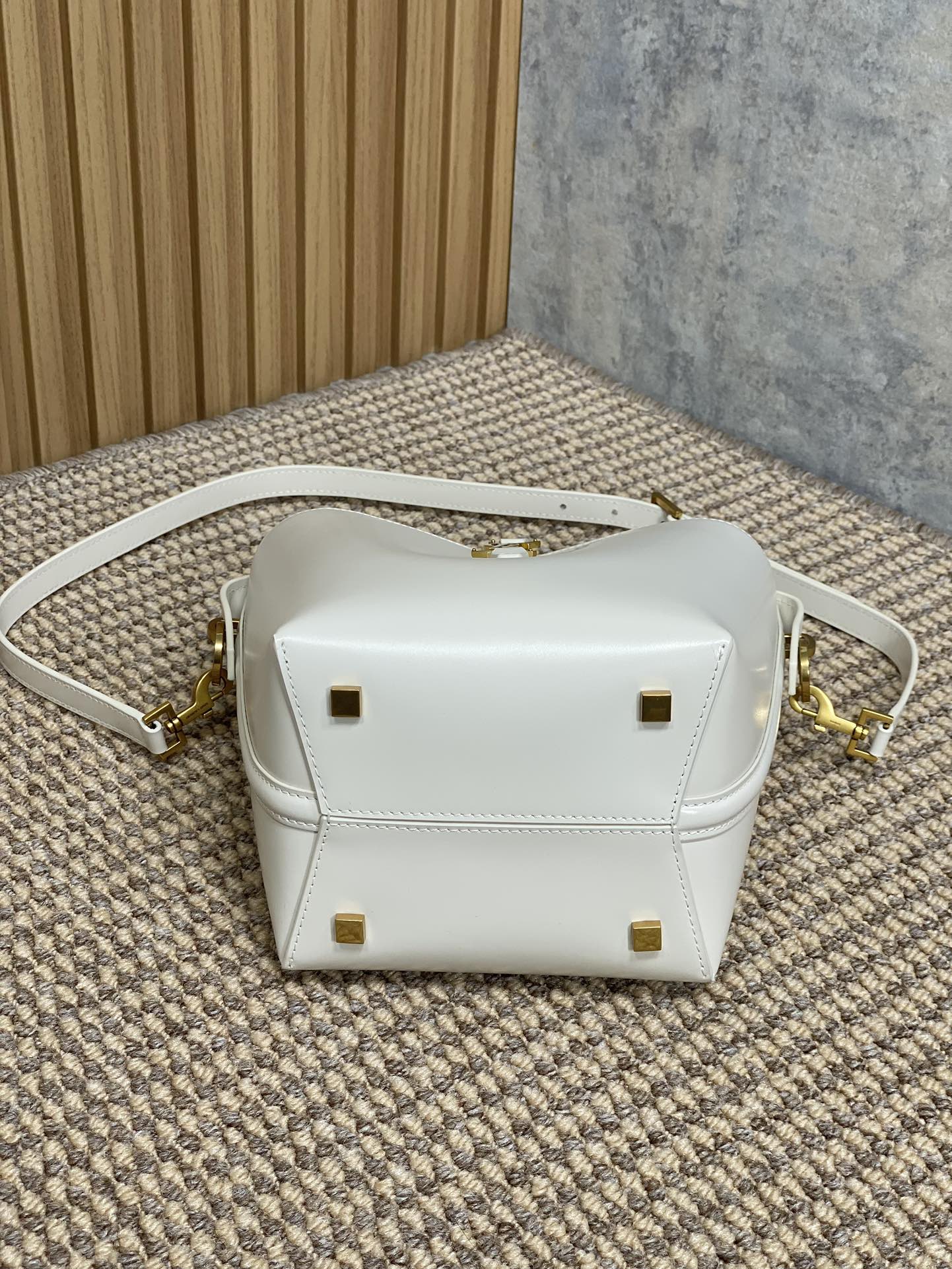 LE 37 SMALL BUCKET BAG 20 IN WHITE CALFSKIN GOLD HARDWARE