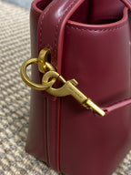 LE 37 MINI-EIMERTASCHE 15 IN BURGUNDERROTES KALBSLEDER GOLDENE BESCHLÄGE