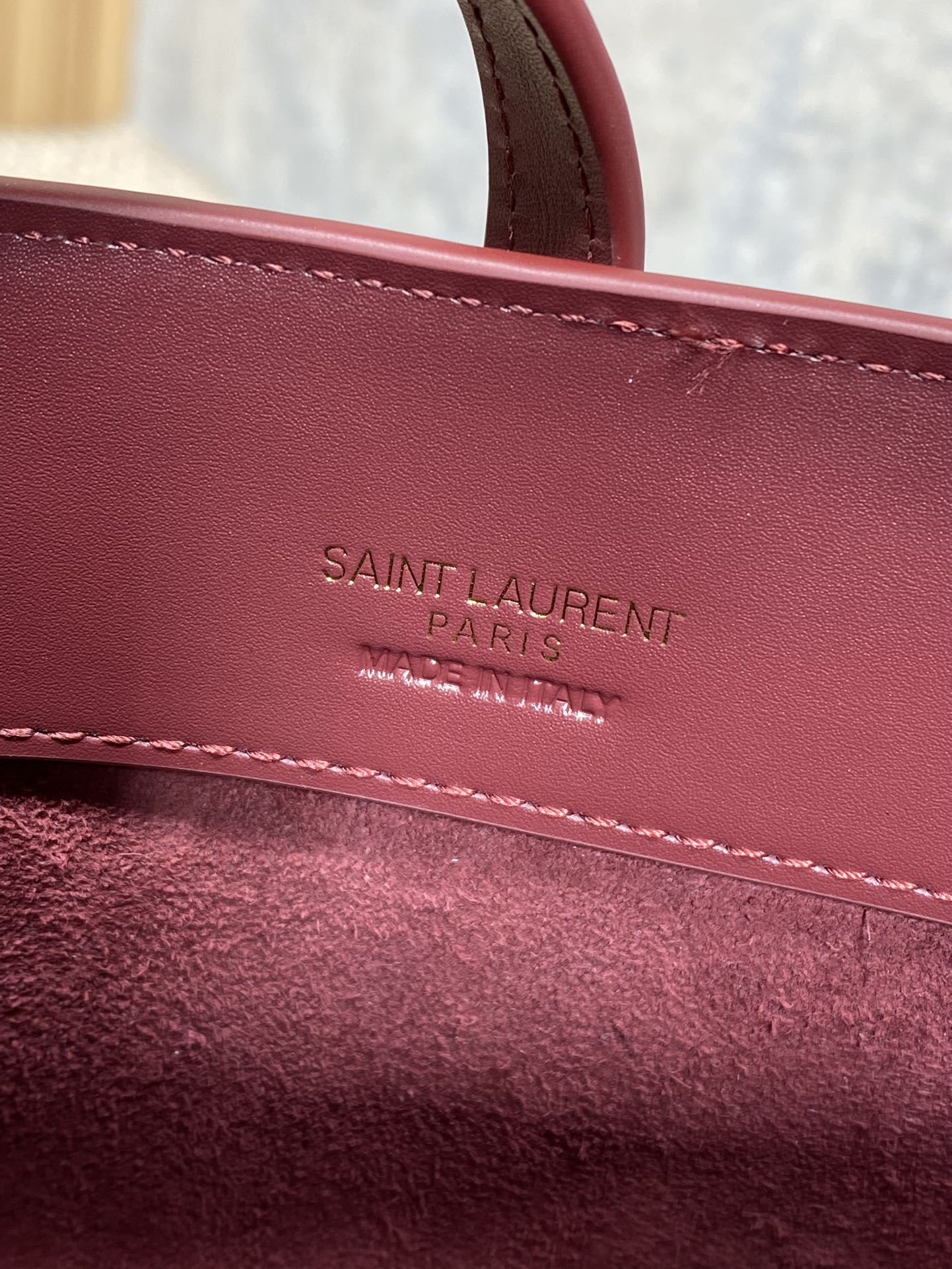 LE 37 MINI-EIMERTASCHE 15 IN BURGUNDERROTES KALBSLEDER GOLDENE BESCHLÄGE