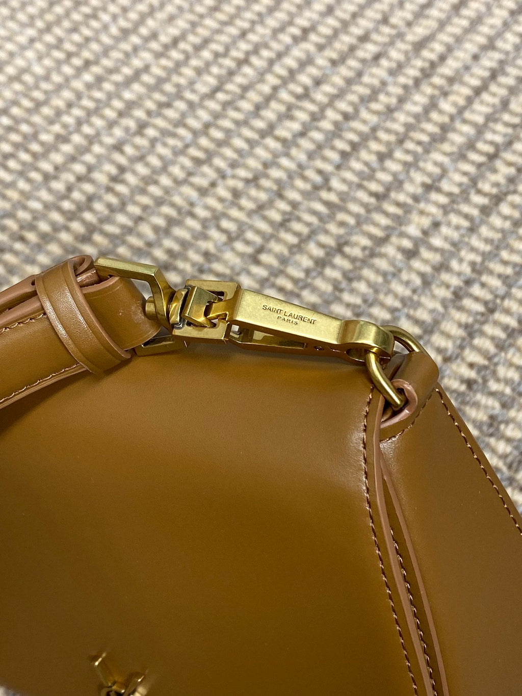 VOLTAIRE TOP HANDLE IN BOX 21 IN TAWNY BROWN CALFLEDER GOLDENE BESCHLÄGE