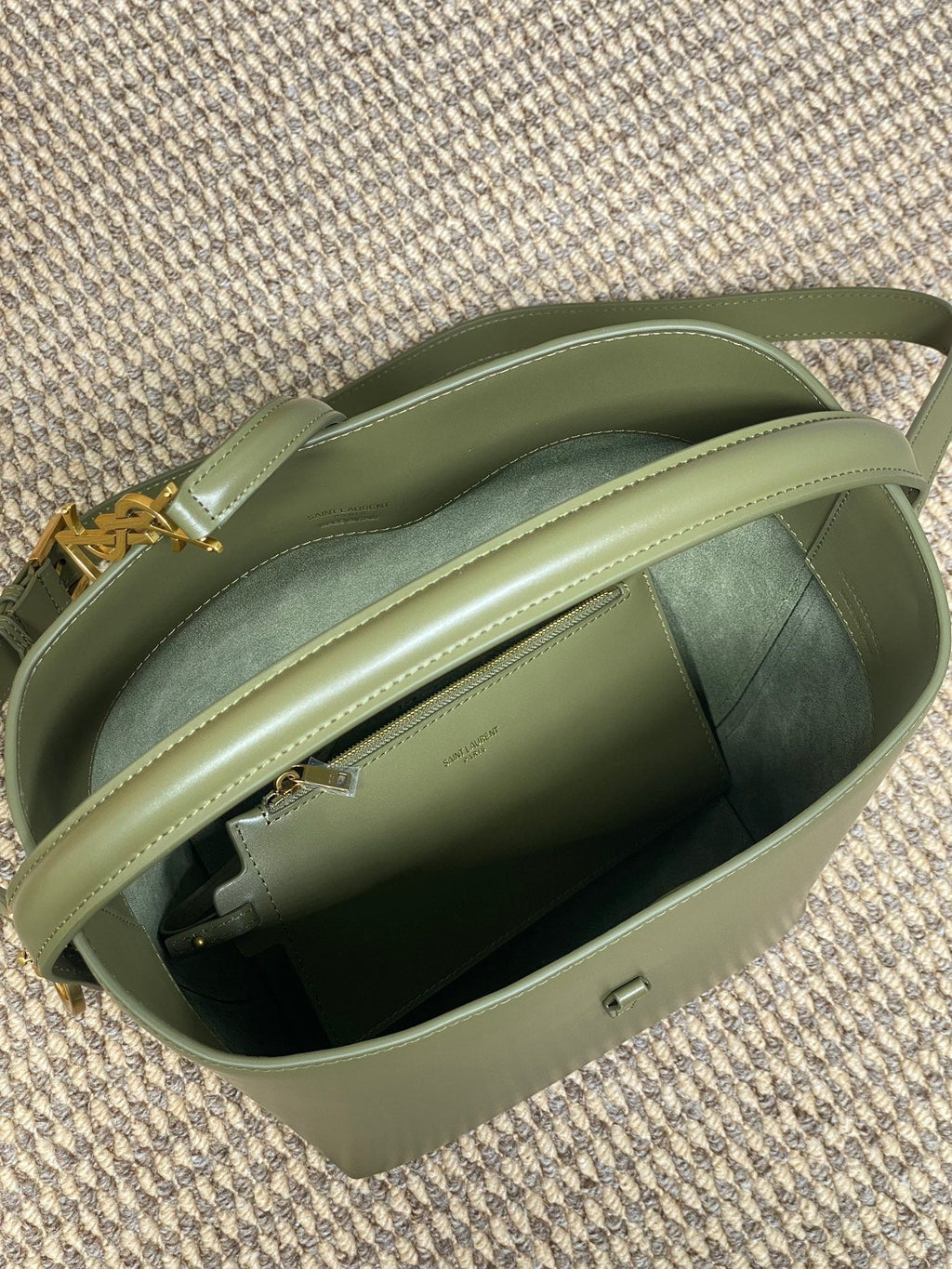 LE 37 MITTLERE EIMERTASCHE 25 IN AVOCADO-GRÜNES KALBSLEDER GOLDENE BESCHLÄGE