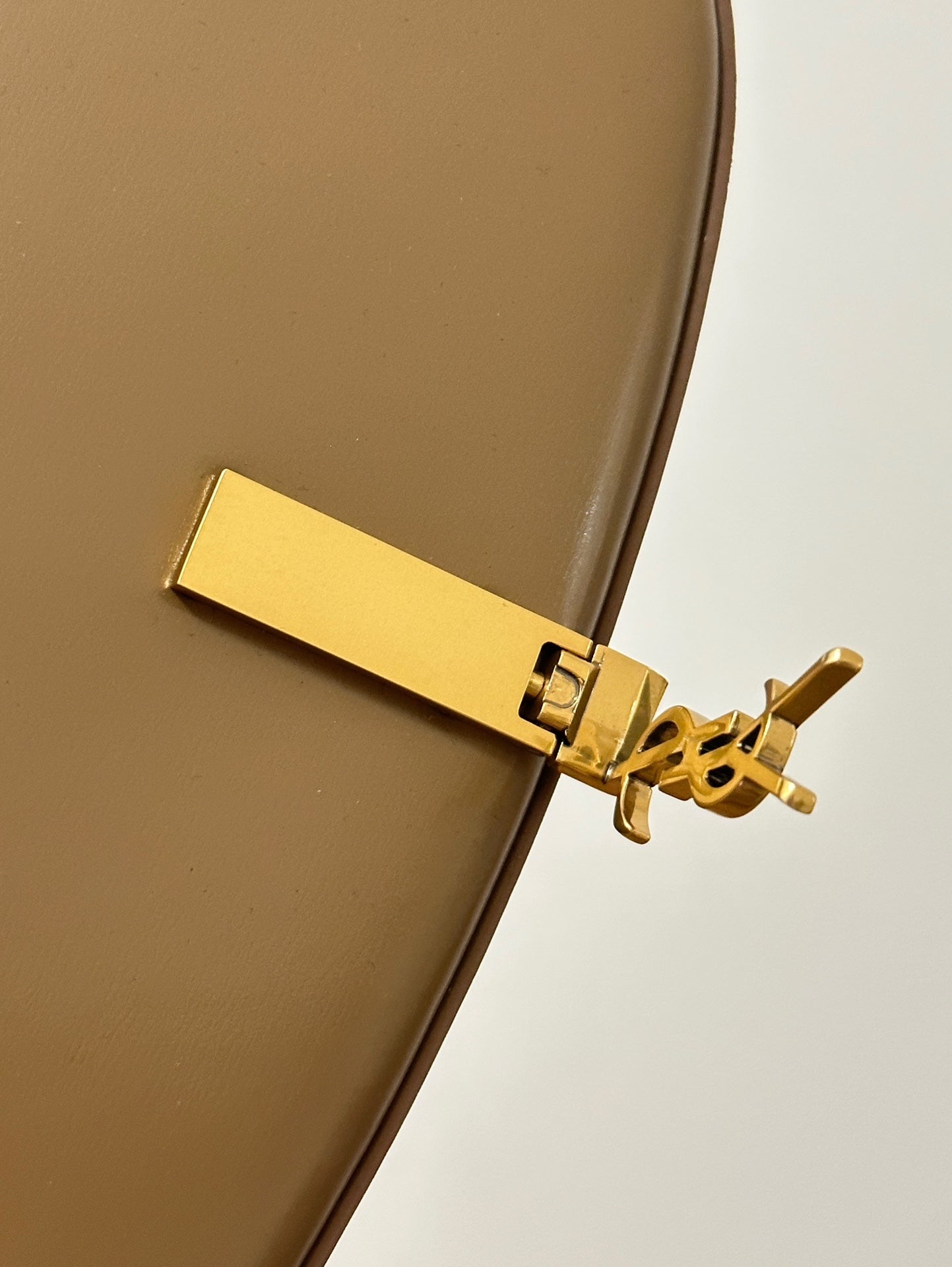 VOLTAIRE 17 KARAMELLBRAUN KALBSLEDERTASCHE