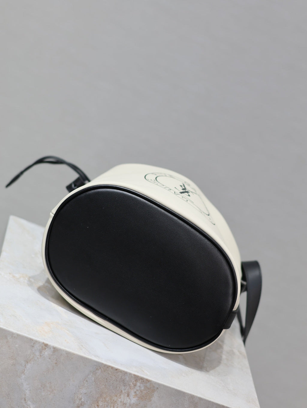 リヴ・ゴーシュ バケットバッグ 23 ホワイトカーフスキン