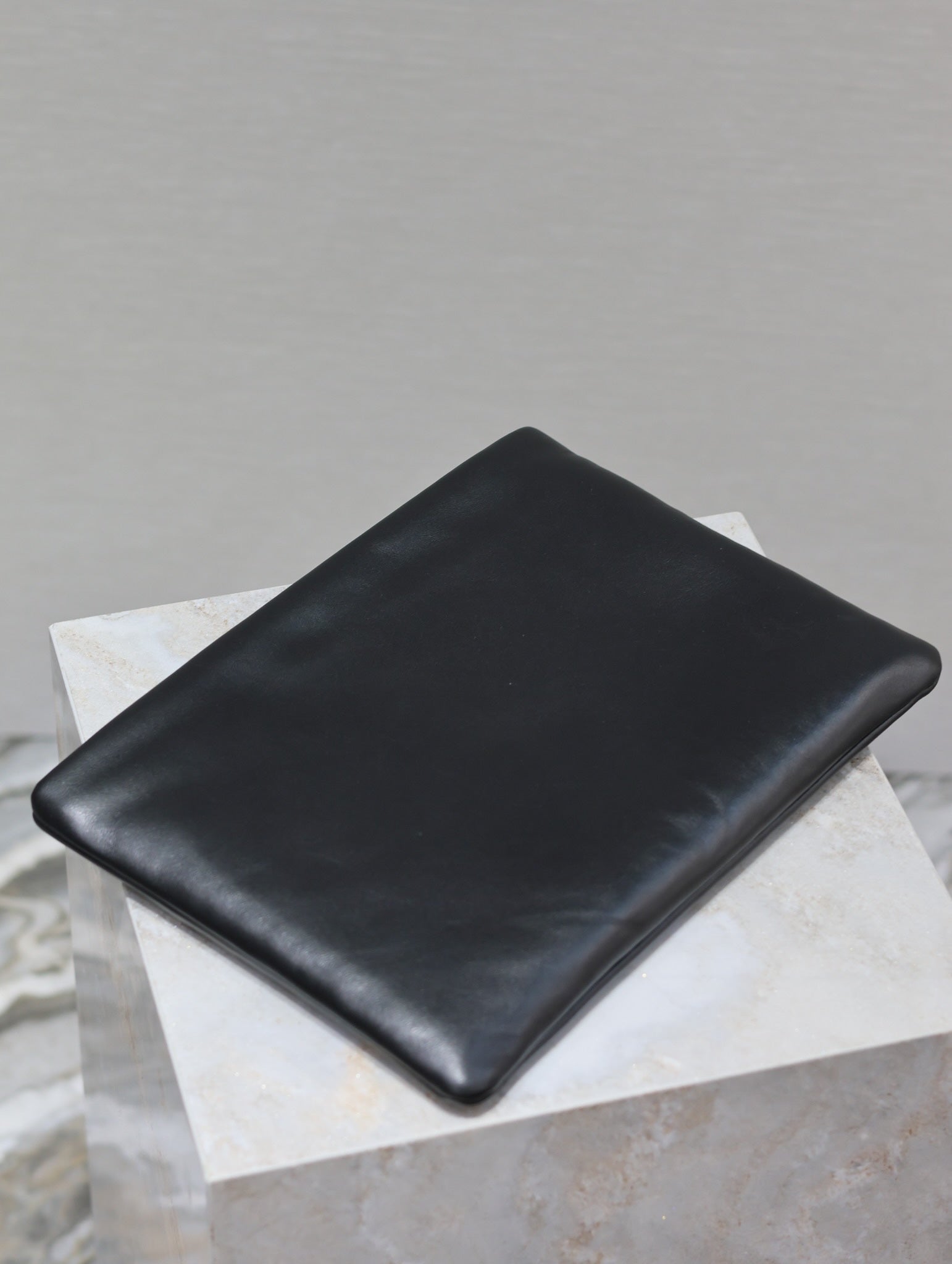 CALYPSO LARGE POUCH 30 IN BLACK SMOOTH LAMBSKIN