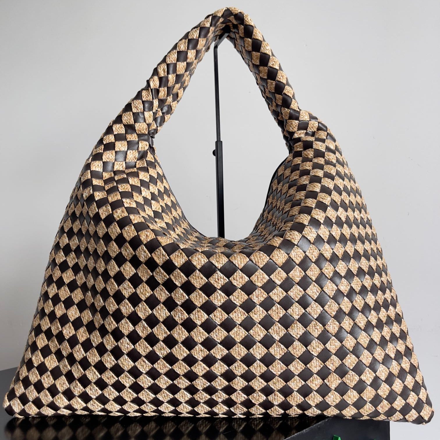 GROSSER HOP 54 IN BRAUNES KALBSLEDER UND BEIGE RAFFIA