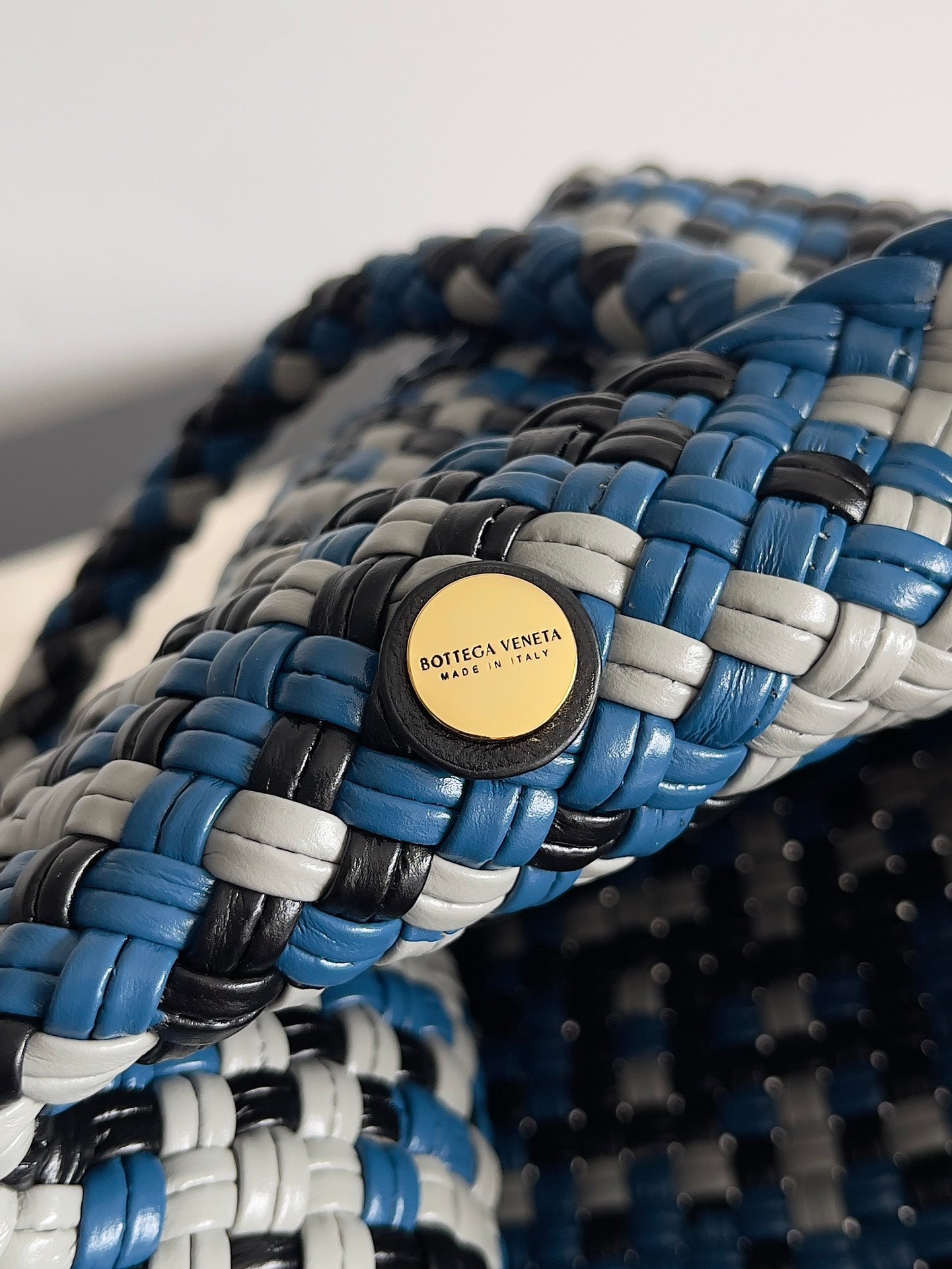 TOSCA SCHULTERTASCHE 27 IN BLAU MIX SCHWARZ-WEISSEM LAMMLEDER