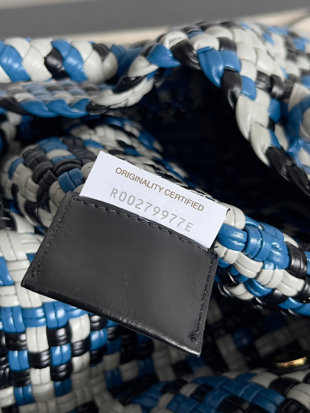 TOSCA SCHULTERTASCHE 27 IN BLAU MIX SCHWARZ-WEISSEM LAMMLEDER