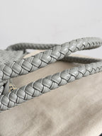 TOSCA SCHULTERTASCHE 27 IN AGATGRAUES LAMMLEDER MIT DALMATA-STEIN-DETAILS