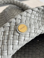 TOSCA SCHULTERTASCHE 27 IN AGATGRAUES LAMMLEDER MIT DALMATA-STEIN-DETAILS