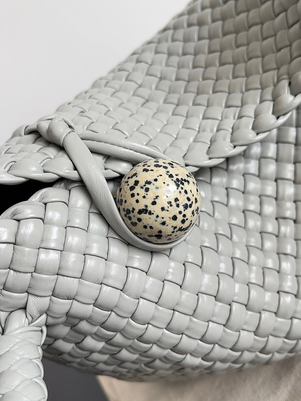 TOSCA SCHULTERTASCHE 27 IN AGATGRAUES LAMMLEDER MIT DALMATA-STEIN-DETAILS