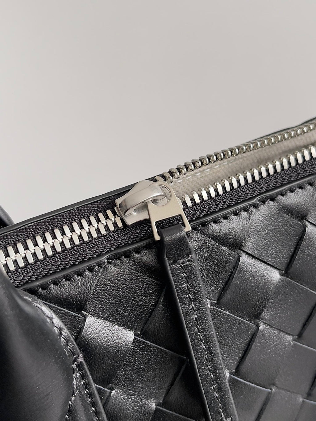 BOTTEGA VENETA 25S ANDIAMO LARGE INTRECCIATO 39 IN BLACK CALFSKIN