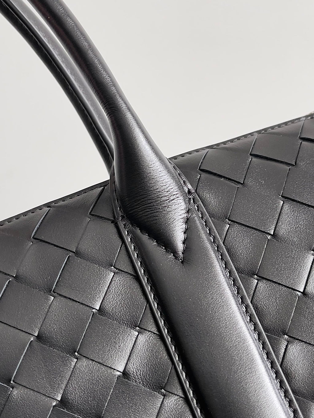 BOTTEGA VENETA 25S ANDIAMO LARGE INTRECCIATO 39 IN BLACK CALFSKIN