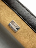 CC KLEINE 17-Klappentasche aus schwarzem Kalbsleder