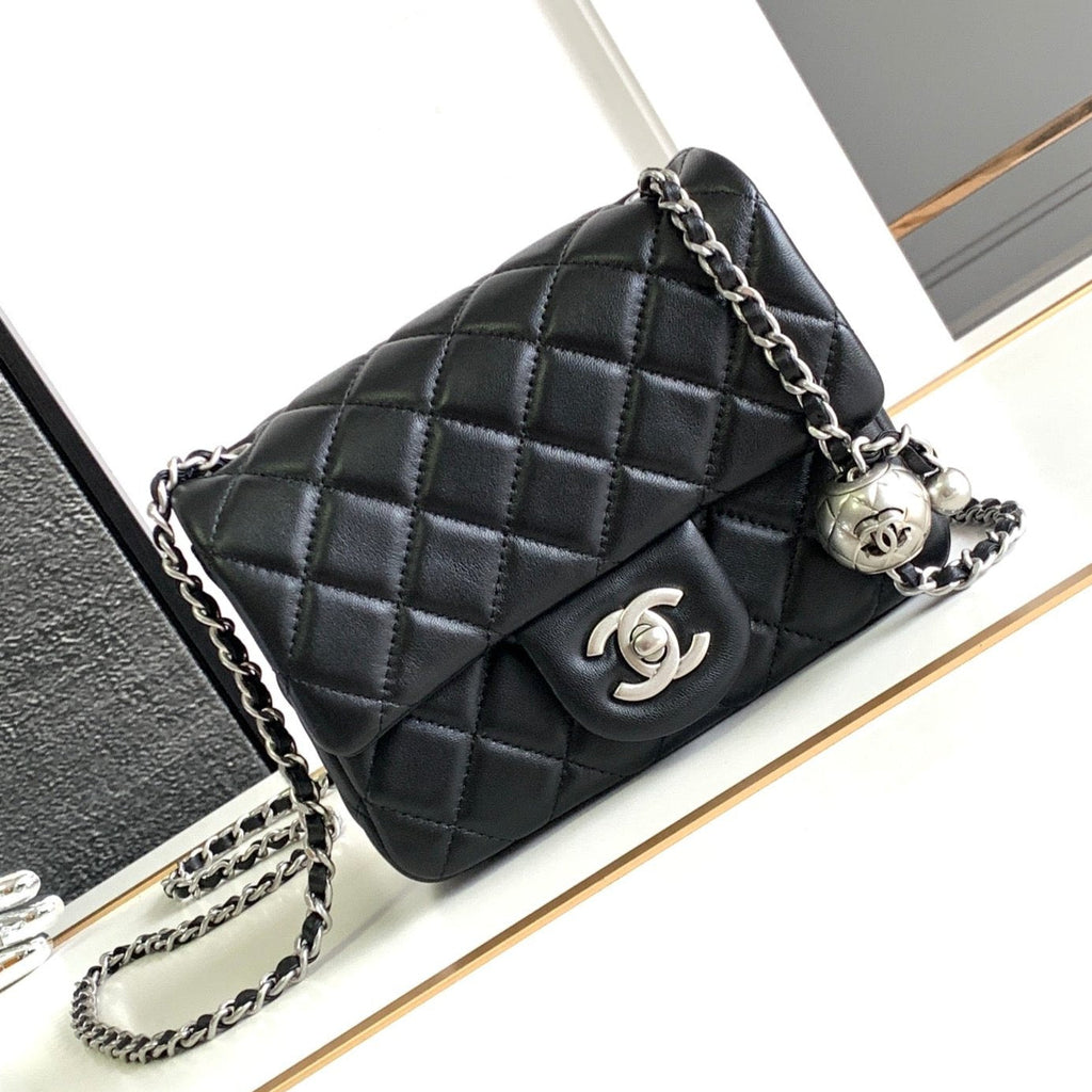 CC KLEINE 17-Klappentasche aus schwarzem Kalbsleder