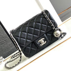 CC KLEINE 17-Klappentasche aus schwarzem Kalbsleder