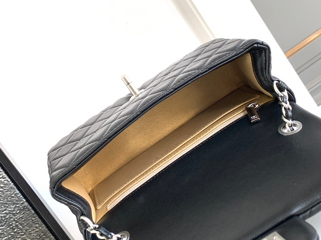 CC KLEINE 20-Klappentasche aus schwarzem Kalbsleder