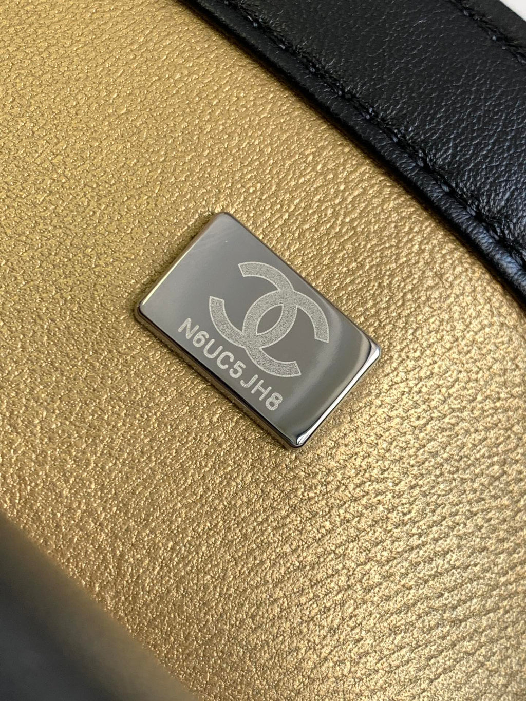 CC KLEINE 20-Klappentasche aus schwarzem Kalbsleder