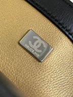 CC KLEINE 20-Klappentasche aus schwarzem Kalbsleder