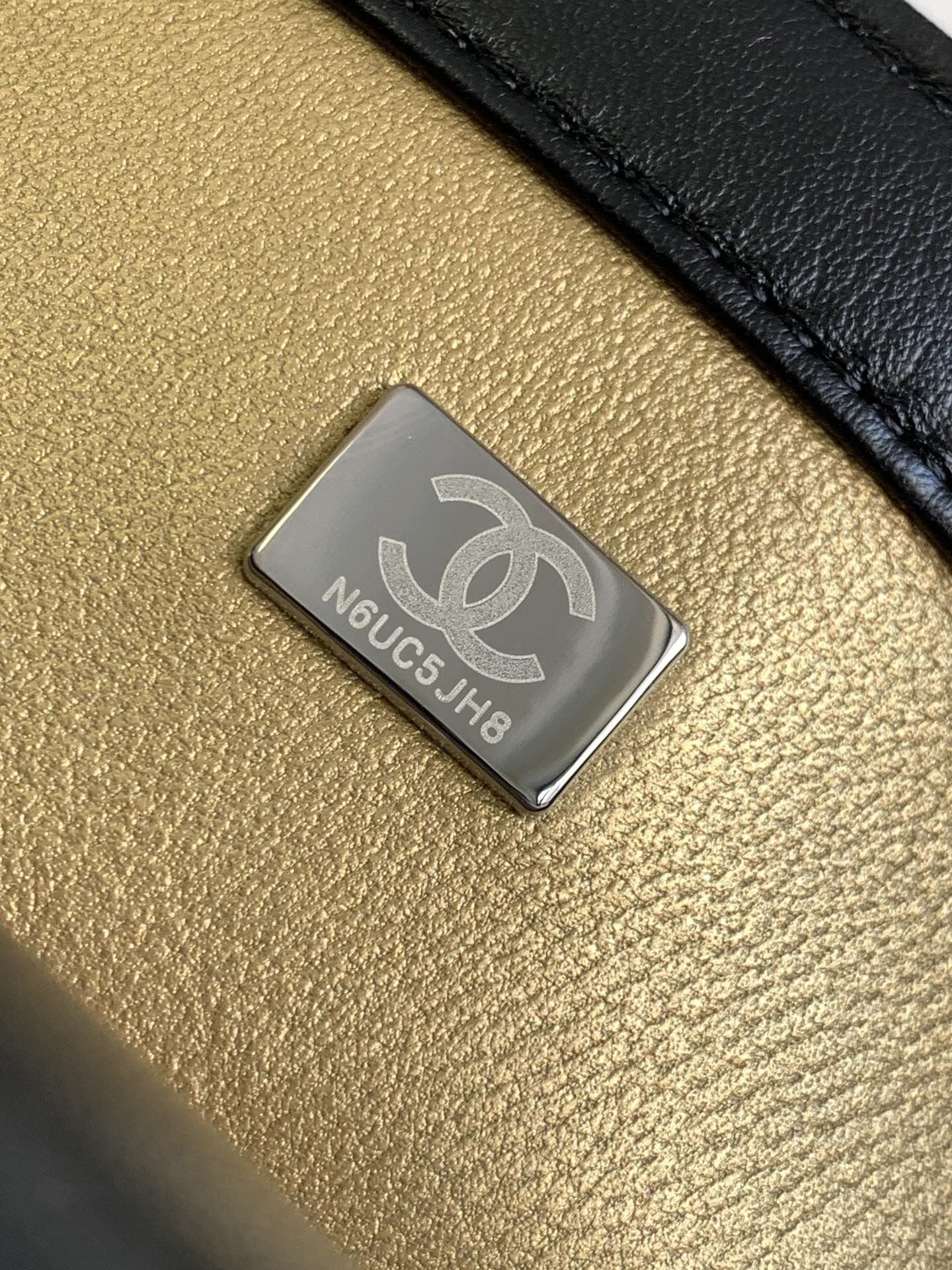 CC KLEINE 20-Klappentasche aus schwarzem Kalbsleder