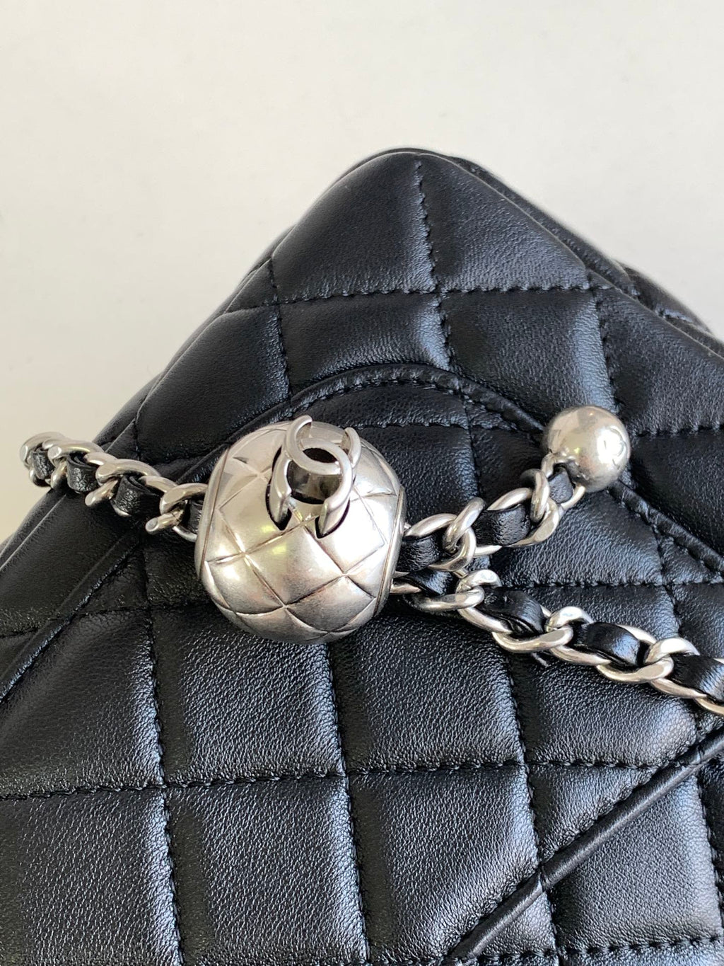 CC KLEINE 20-Klappentasche aus schwarzem Kalbsleder