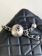 CC KLEINE 20-Klappentasche aus schwarzem Kalbsleder