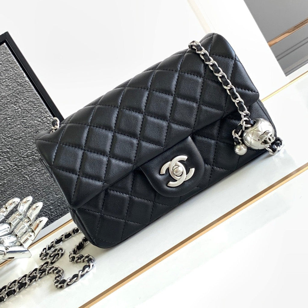 CC KLEINE 20-Klappentasche aus schwarzem Kalbsleder