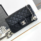 CC KLEINE 20-Klappentasche aus schwarzem Kalbsleder