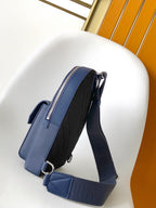 PILOT UMHÄNGETASCHE 30 IN MARINEBLAUEM KALBSLEDER