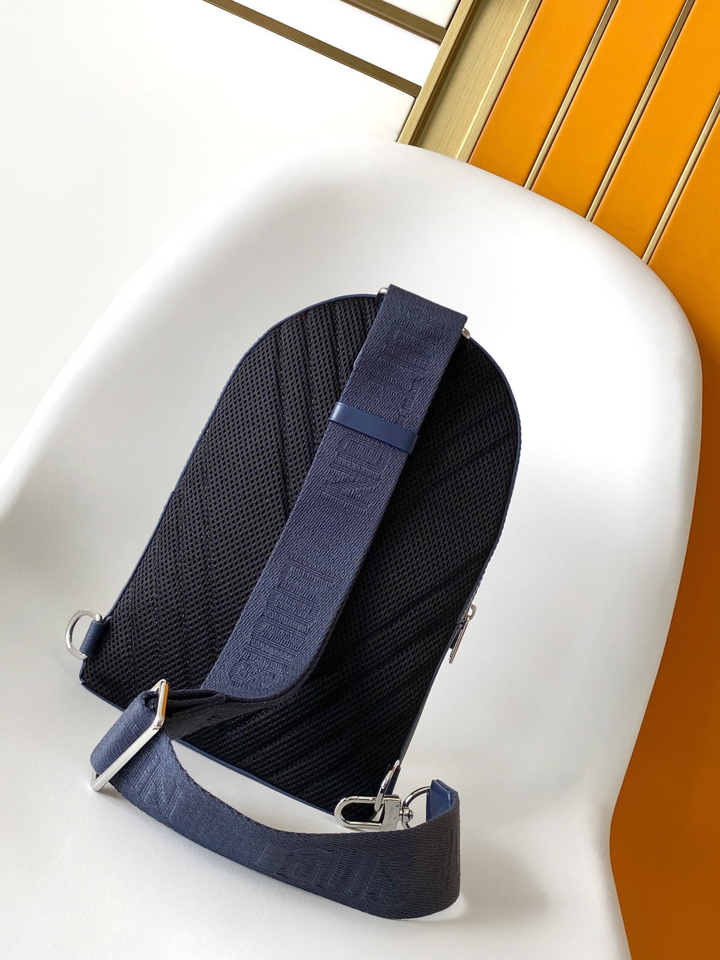 PILOT UMHÄNGETASCHE 30 IN MARINEBLAUEM KALBSLEDER