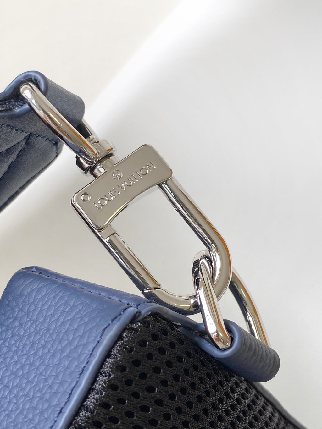 PILOT UMHÄNGETASCHE 30 IN MARINEBLAUEM KALBSLEDER