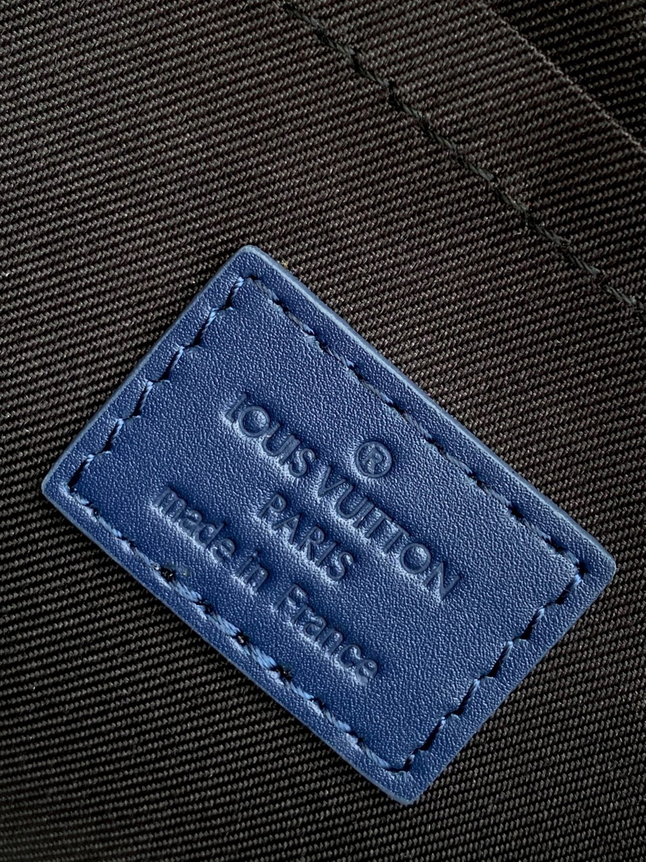 PILOT UMHÄNGETASCHE 30 IN MARINEBLAUEM KALBSLEDER