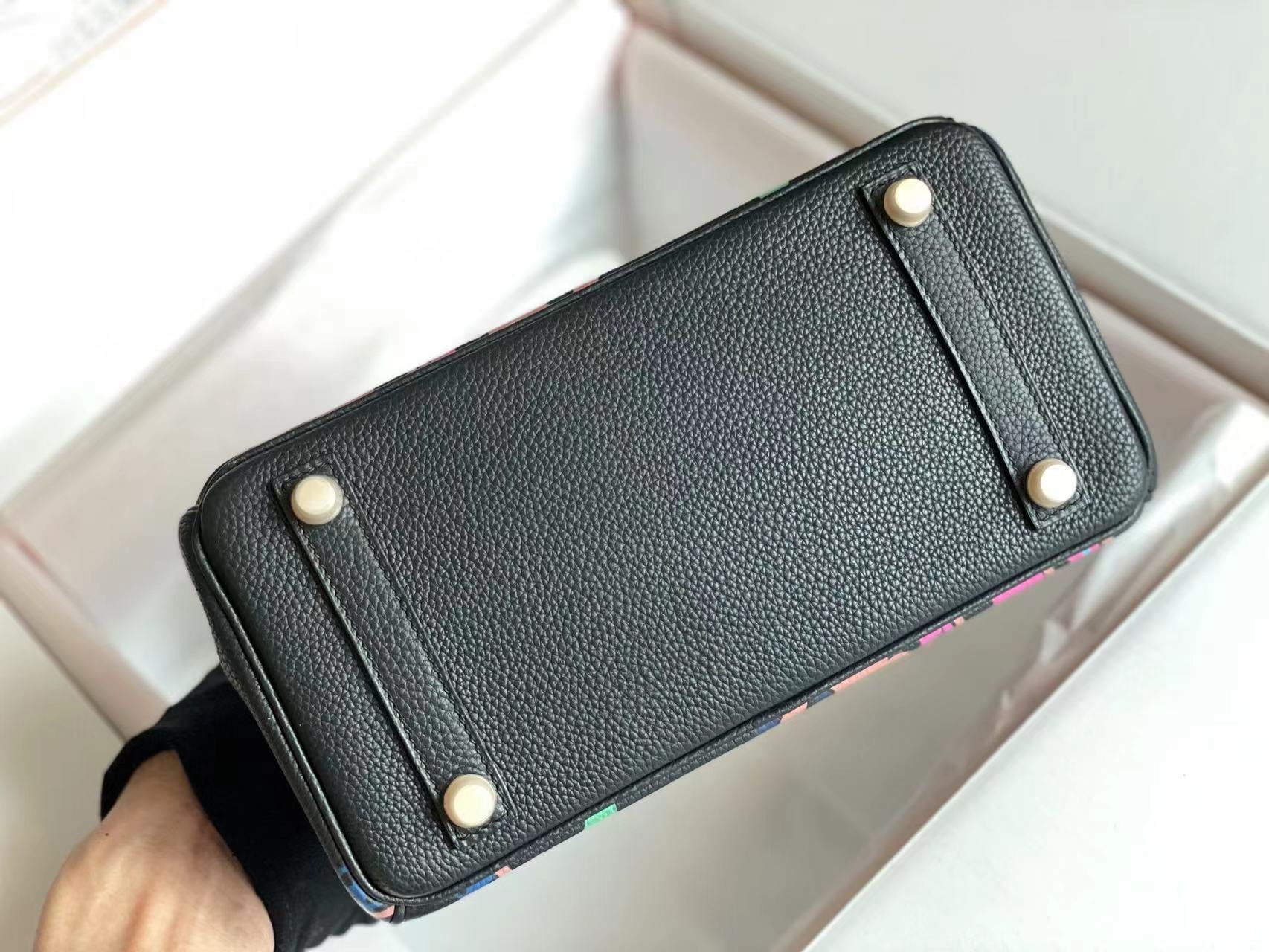 BIRKIN 25 TASCHE AUS SCHWARZEM KALBSLEDER MIT FARBENFROHER AUFKLEBER (AUF BESTELLUNG GEFERTIGT)