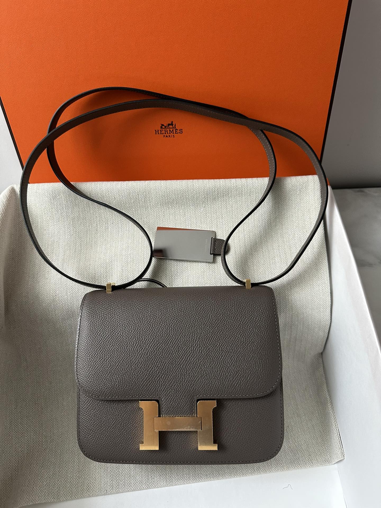 コンスタンス 18 エトゥープ エプソム ゴールドハードウェア